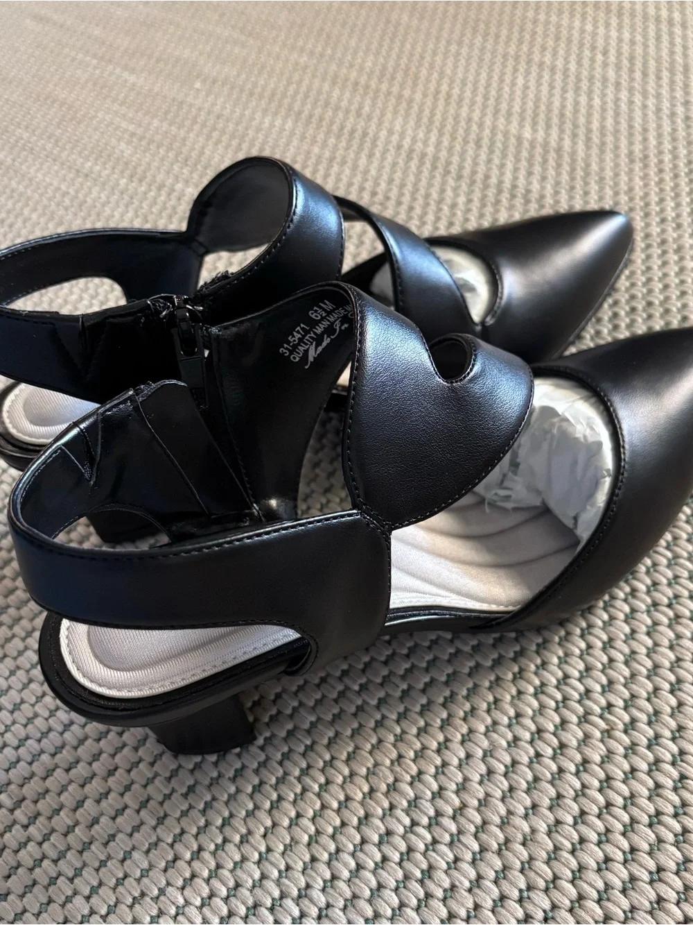 Easy Street Venue Women's Asymmetrical High Heel Size 6.5 Black